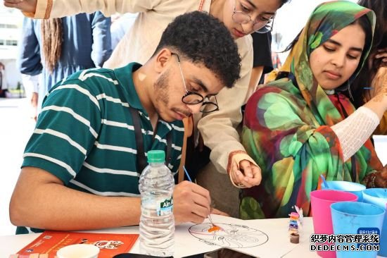 摩洛哥青年感受中国文化魅力