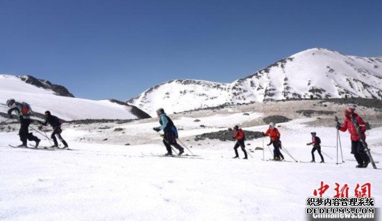 百余名运动员在岗什卡雪峰上展开适应性训练