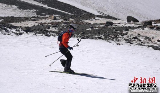 百余名运动员在岗什卡雪峰上展开适应性训练