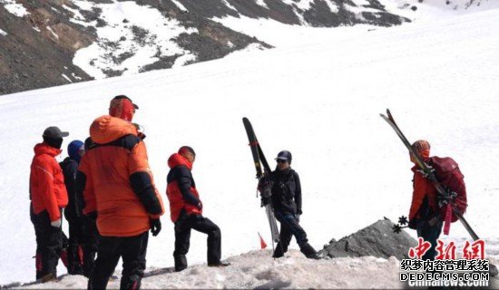 百余名运动员在岗什卡雪峰上展开适应性训练