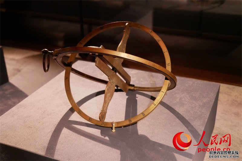 故宫博物院中展出的铜镀金提环赤道公晷仪。人民网记者 韦衍行摄