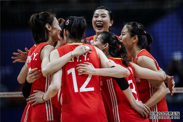 中国队球员庆祝得分。图片来源：国际排联