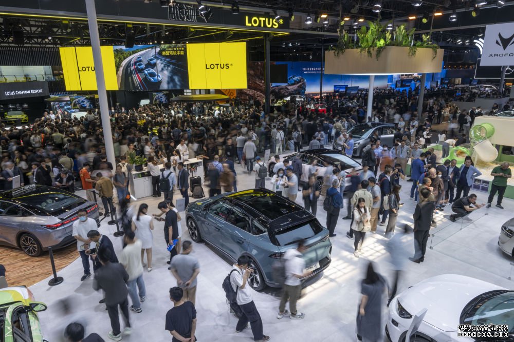 　　2024年4月25日，人们在2024（第十八届）北京国际汽车展览会现场参观。新华社记者 才扬 摄