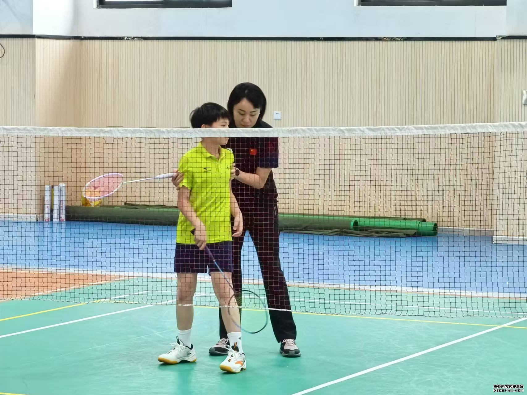 赵芸蕾为学校羽毛球队队员讲解技术动作。人民网记者 杨磊摄