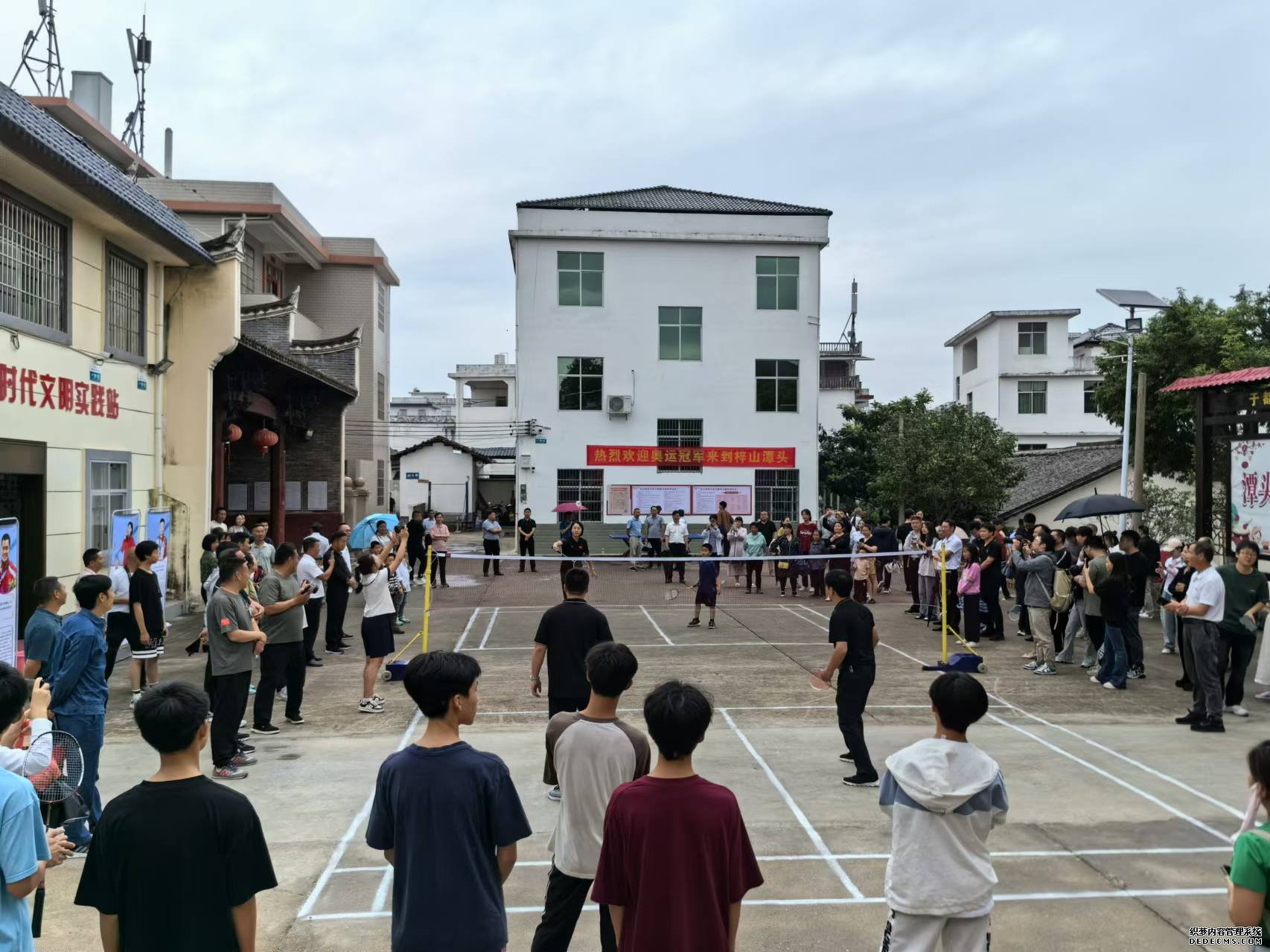 赵芸蕾与潭头社区居民进行羽毛球比赛。人民网记者 杨磊摄