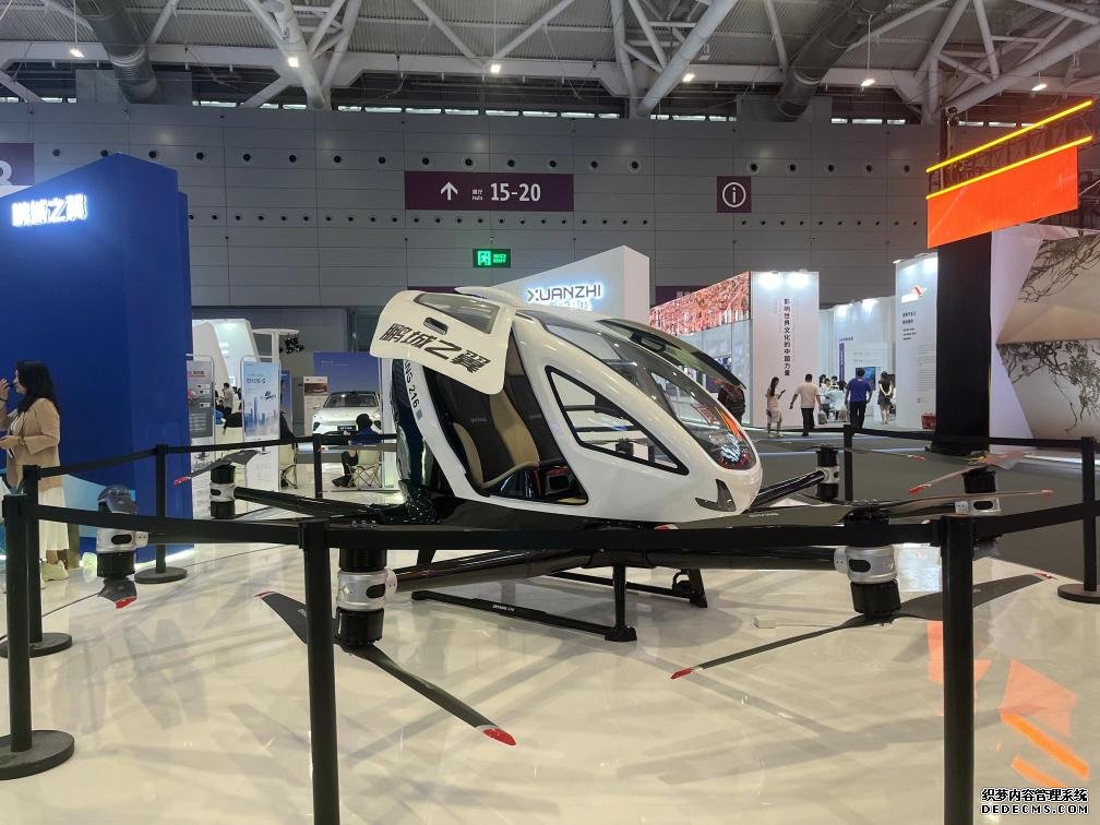 文博会上展出的无人驾驶载人航空器（5月24日摄）。新华社记者 陈宇轩 摄