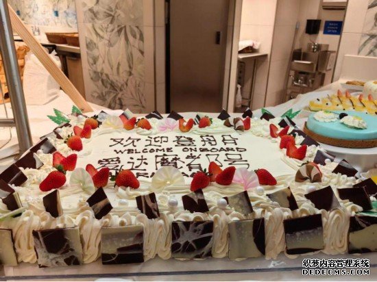 自助餐厅的蛋糕上写有“欢迎登船”字样。谢卫群摄