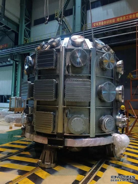 2023年10月9日凌晨4点，全球首台EXL-50U紧凑型聚变装置真空室完工交付。王宾华摄