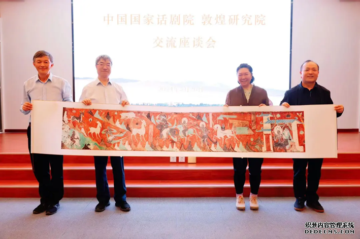 敦煌研究院向中国国家话剧院赠送《鹿王本生图》画卷。中国国家话剧院供图