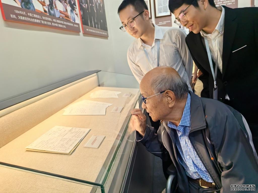 5月30日，中国工程院院士倪维斗在中国科学家博物馆首展上看到自己曾经的笔记。（中国科协科学技术传播中心供图）