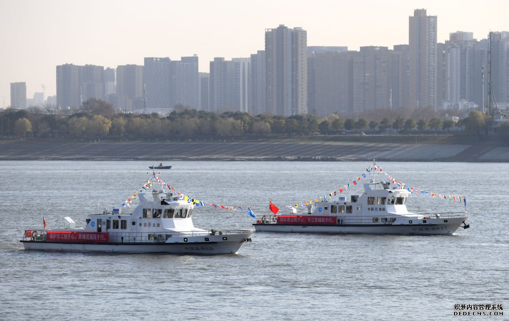 渔政执法船队从长江武汉段江面驶过，启动长江流域重点水域“十年禁渔”（2020年12月31日摄）。新华社记者 程敏 摄