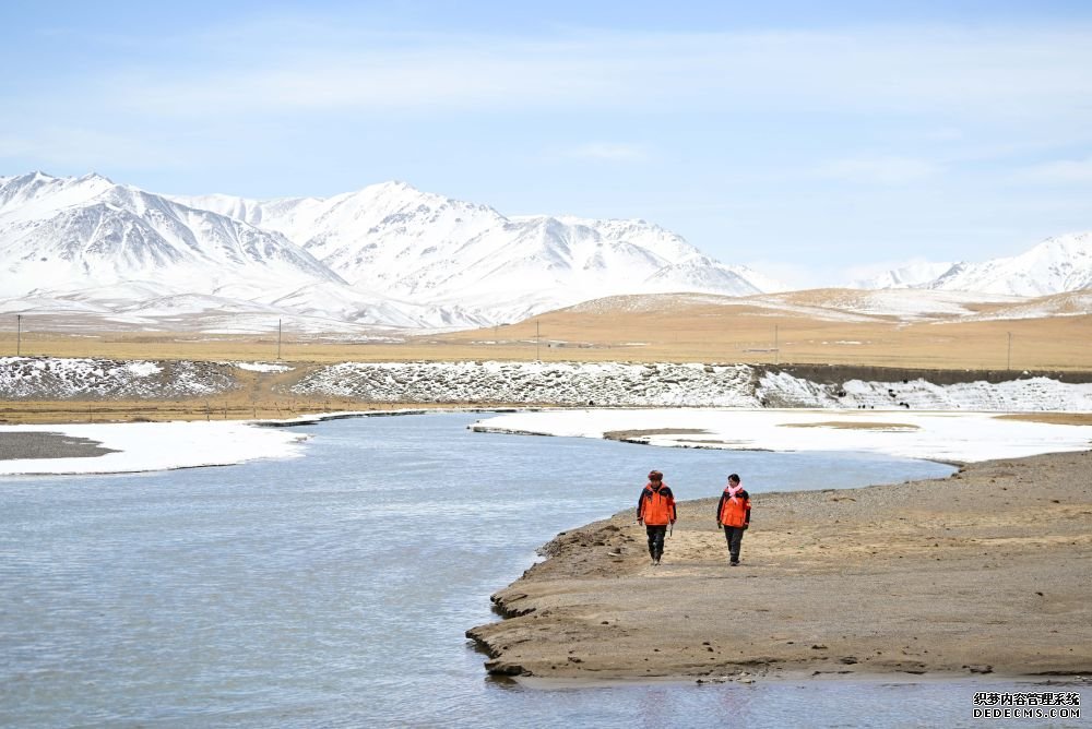 生态管护员叶金俄日（左）与东木措夫妇在青海省海北藏族自治州祁连县的黑河流域巡护（2024年3月21日摄）。新华社记者 张龙 摄