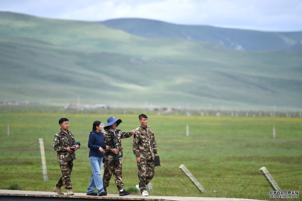 在位于甘肃甘南藏族自治州的尕海则岔国家级自然保护区，管护中心尕海保护站的工作人员在保护区内巡护（2023年7月7日摄）。甘肃省甘南藏族自治州是黄河、长江上游重要的水源涵养和补给区，拥有世界上保存最完好、生态功能最完善的湿地之一。新华社记者 陈斌 摄
