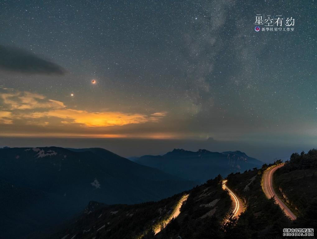 星空摄影师许晓平2018年7月28日在北京灵山拍摄的火星伴“红月亮”。（星联CSVA供图）