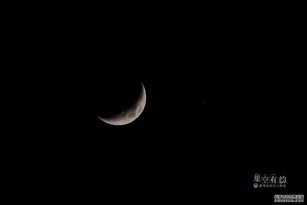 这是2021年4月17日在天津宝坻区拍摄的火星伴月。（星空摄影师杨岳锟拍摄）