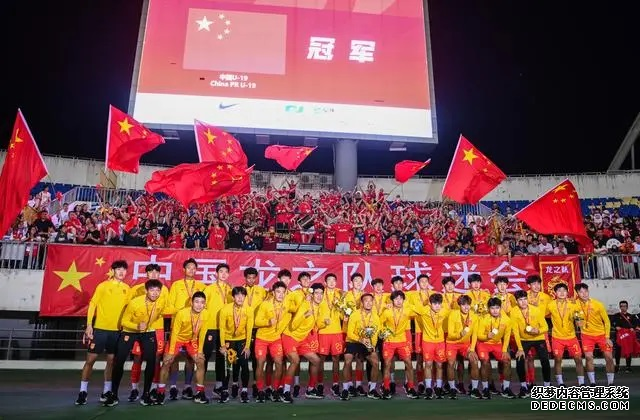 6月10日，中国队球员在比赛后与球迷合影。新华社记者 邹竞一摄 