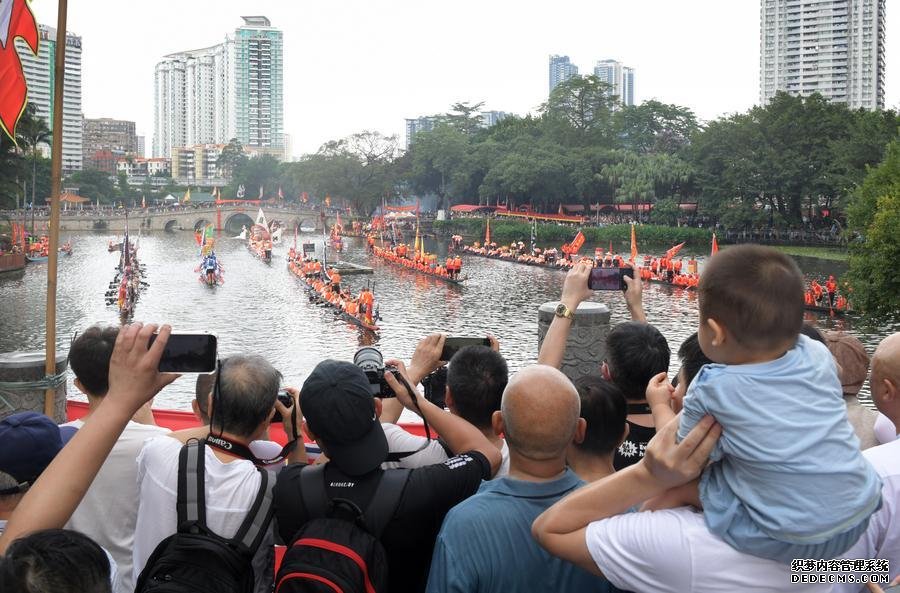 6月10日，市民在广州市荔枝湾观看龙舟展演。当日是传统节日端午节，各地举办龙舟比赛和巡游活动。新华社记者 卢汉欣 摄
