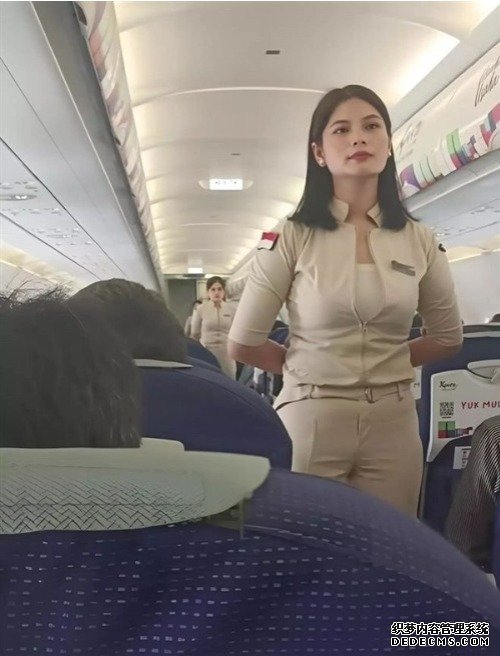 印尼空姐制服让人眼前一亮 换上了裤装和小白鞋