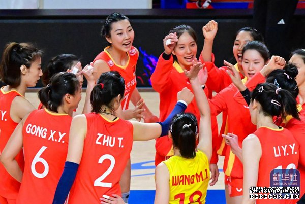 中国队球员在比赛后庆祝。新华社记者 朱炜 摄
