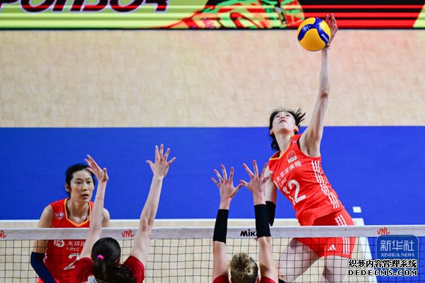 中国队球员李盈莹（右上）在比赛中扣球。新华社记者 朱炜 摄