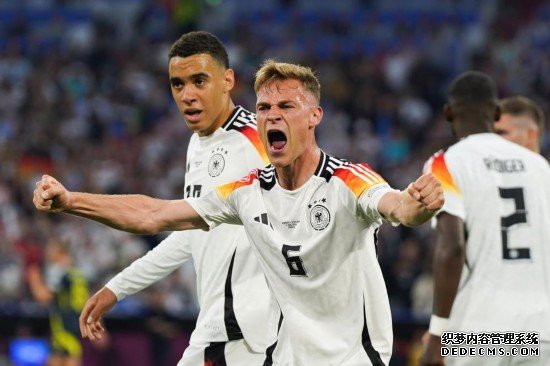 6月14日，德国队球员基米希（前）在球队进球后庆祝。新华社记者 彭子洋 摄