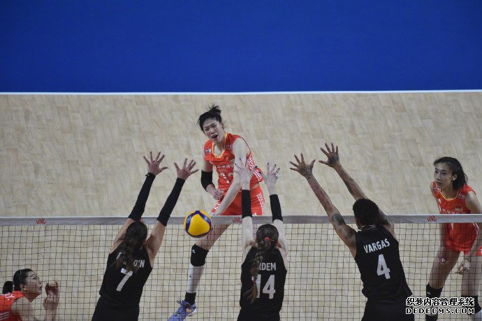 祝贺！世界女排联赛中国香港站：中国女排3比2击败土耳其女排