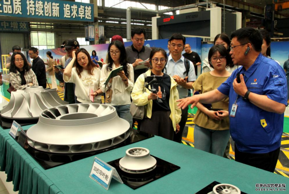 6月14日，沈鼓集团党委书记、董事长兼CEO戴继双介绍该公司生产的3D打印叶轮。（曹树林 摄）