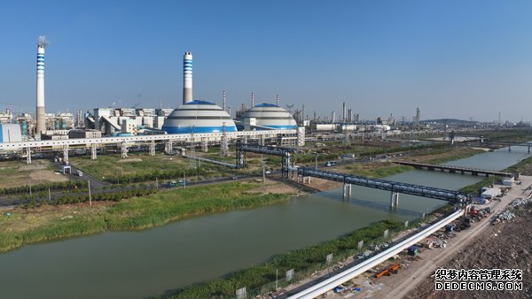 “和气一号”能源站蒸汽管道进入连云港工业园区。受访者供图