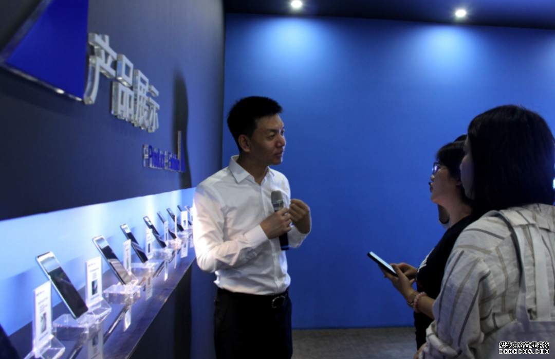 （图为：6月17日，中蓝电子董事长王迪介绍该企业主要产品。本报记者曹树林摄）