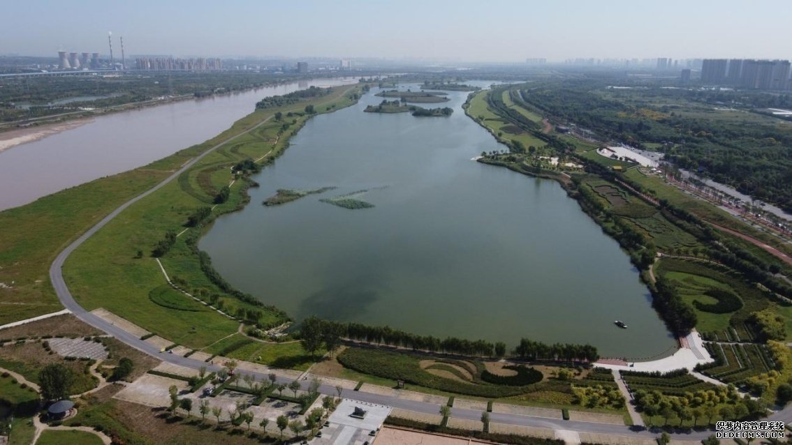 西安湖全景。 资料图片