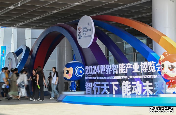 6月20日，与会者走入国家会展中心（天津）参会。新华社记者 孙凡越 摄
