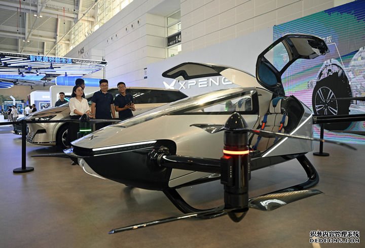 6月20日，参观者在博览会上参观一架飞行器产品。新华社记者 赵子硕 摄