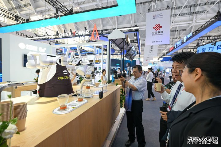 6月20日，与会者品尝机器人冲调出的咖啡。新华社记者 孙凡越 摄
