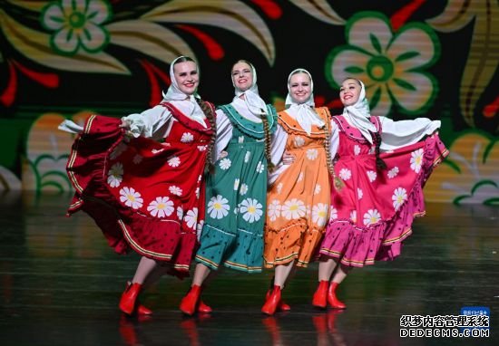 俄罗斯歌舞团亮相椰城
