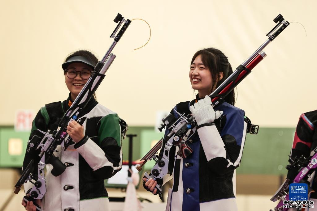 2023年9月24日，在杭州亚运会射击项目女子10米气步枪个人决赛中，中国选手黄雨婷以252.7环的成绩获得冠军，韩佳予获得亚军，印度选手拉米塔获得季军。图为黄雨婷（右）、韩佳予在比赛后。新华社记者 单宇琦 摄