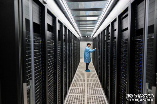 2023年11月28日，在和林格尔新区的内蒙古中科超算科技有限公司，工作人员在对设备进行巡检。新华社记者李志鹏 摄