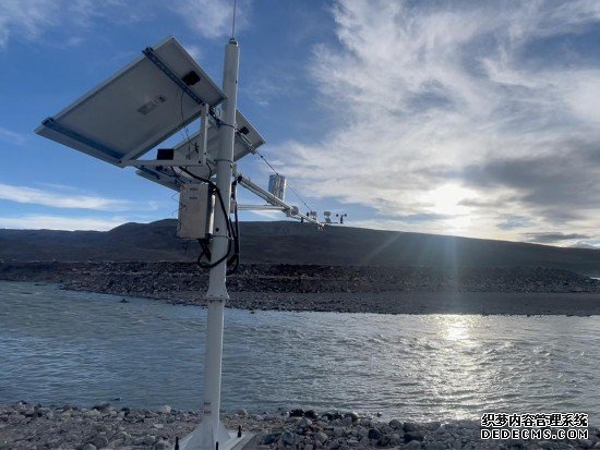 考察团队在措嘉冰川安装的新设备，以检测冰川融水的水位和所在地区的气象条件（6月23日摄）。新华社记者 邱星翔 摄