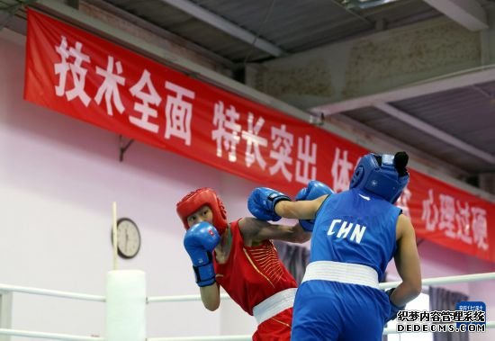 6月29日，国家拳击队队员许紫春（左）在实战训练中。新华社记者 贾浩成 摄