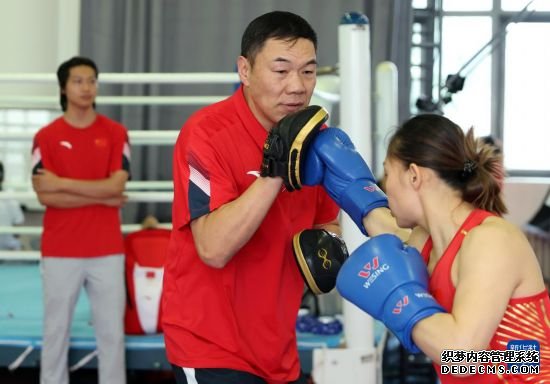6月29日，国家拳击队教练员赵勇（中）带领队员常园（右）在实战训练前热身。新华社记者 贾浩成 摄
