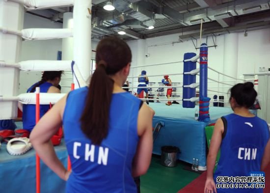 6月29日，国家拳击队队员杨文璐（右二）在实战训练中。新华社记者 贾浩成 摄