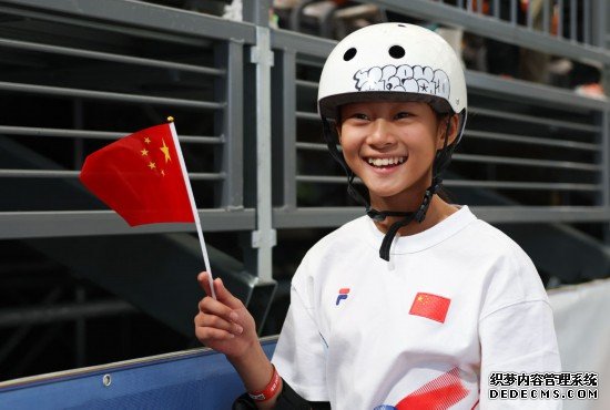 5月16日，巴黎奥运会资格系列赛上海站滑板女子碗池预赛在上海举行。图为郑好好在比赛后庆祝，她在预赛中最佳成绩为51.73分。新华社记者 王楷焱 摄
