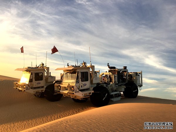 可控震源车在鲁卜哈利沙漠中作业。受访者供图