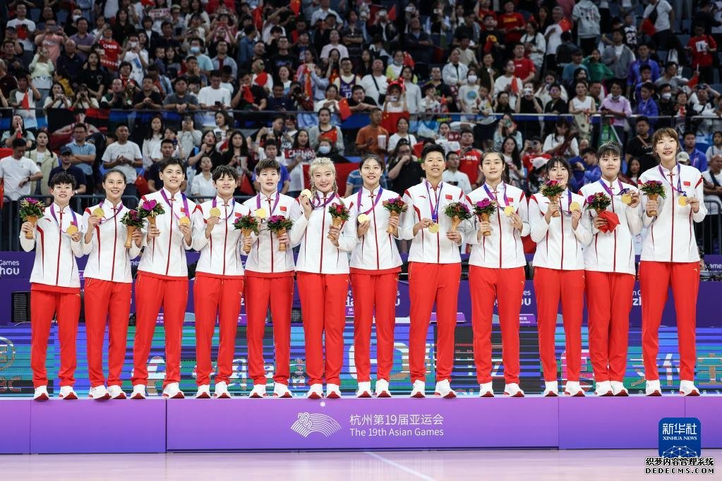 2023年10月5日，在杭州亚运会篮球项目女子决赛中，中国队以74比72战胜日本队，夺得冠军。图为中国队球员在颁奖仪式上。新华社记者 潘昱龙 摄