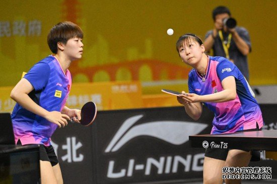 7月6日，张翔宇/纵歌曼（右）在比赛中。新华社记者 张子彧 摄