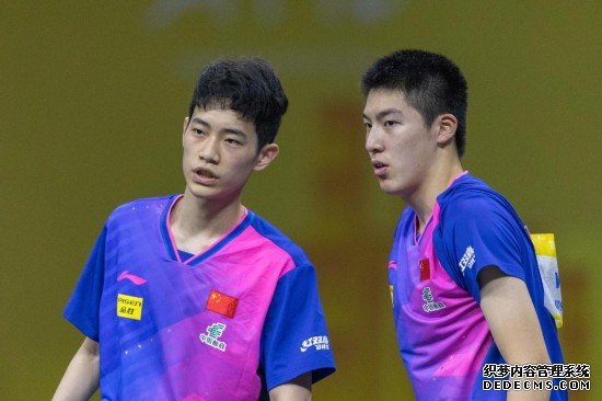 7月6日，中国组合温瑞博（右）/陈俊菘在比赛中交流。新华社记者 黄伟 摄