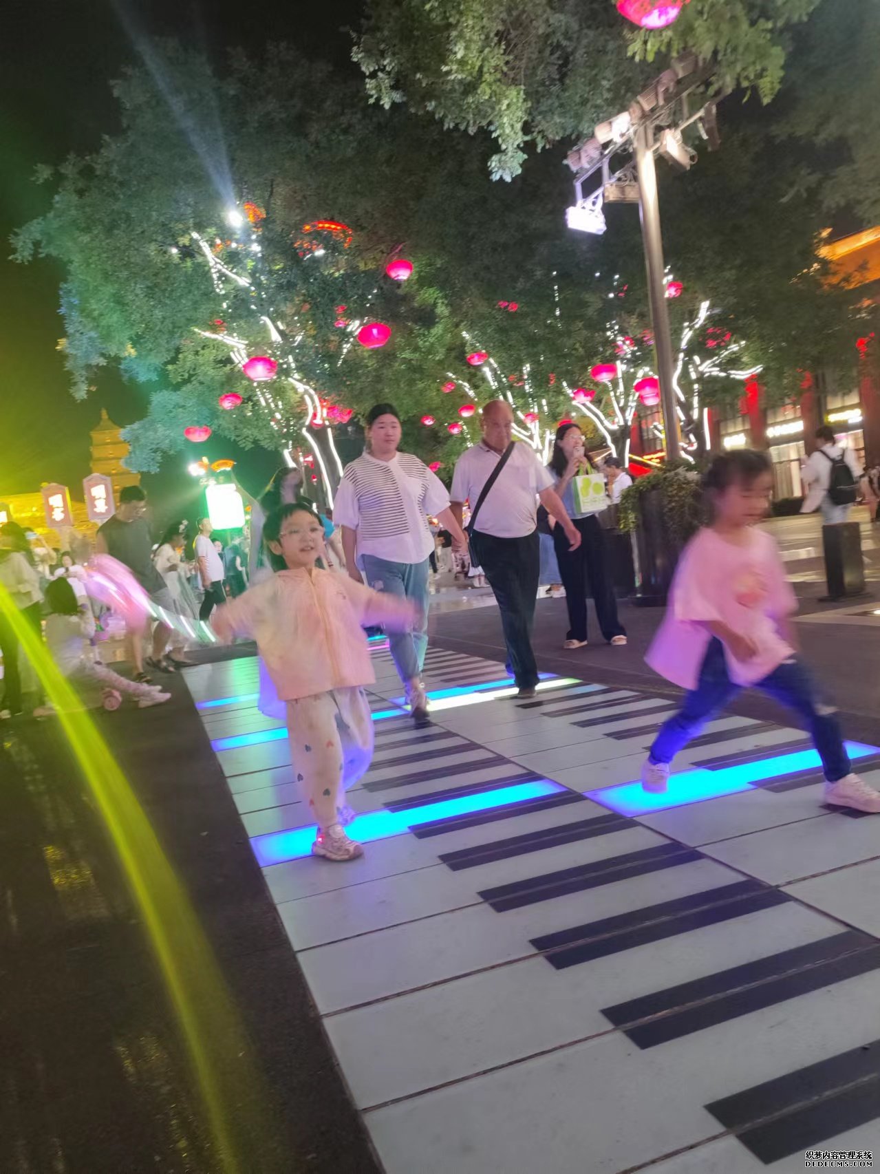 人们在西安大唐不夜城步行街散步。人民网记者 乔业琼摄