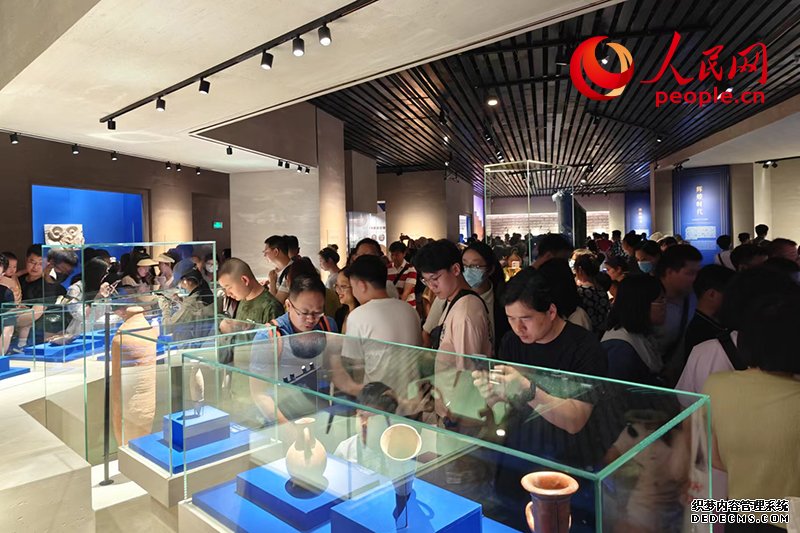 游客在上海博物馆人民广场馆内参观。人民网记者 韦衍行摄