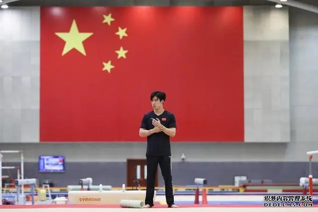 6月28日，中国体操队队员张博恒在训练前做准备。新华社记者 许雅楠摄