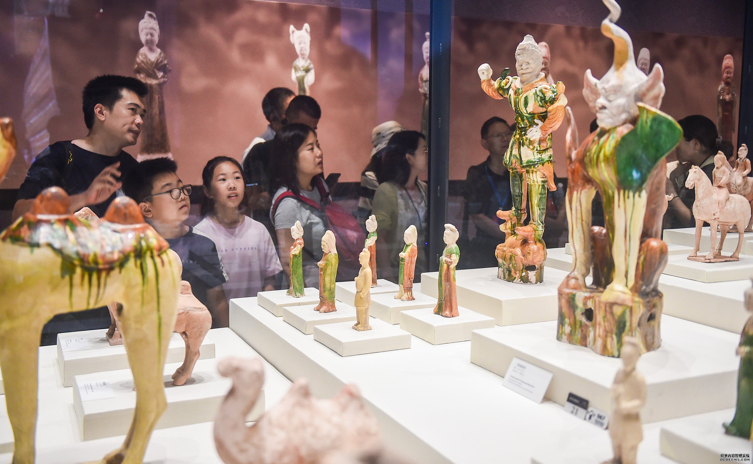 游客在河南省洛阳市隋唐大运河文化博物馆参观游览。（图片来源：视觉中国）