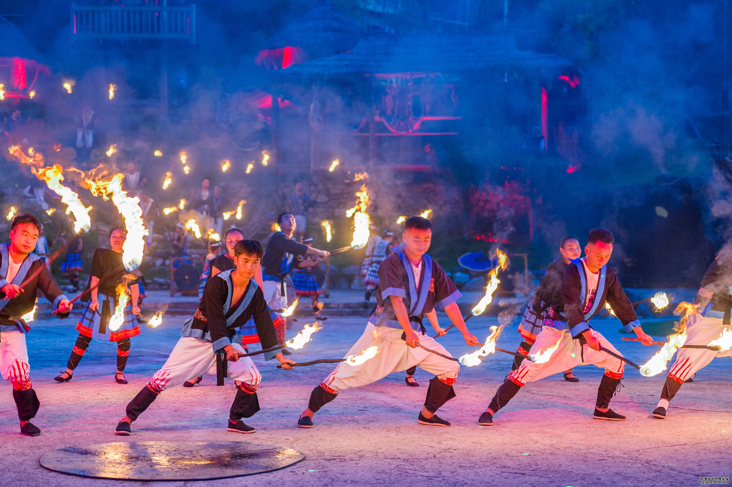 贵州荔波：瑶山古寨实景演出展现特色传统民俗。（图片来源：视觉中国）